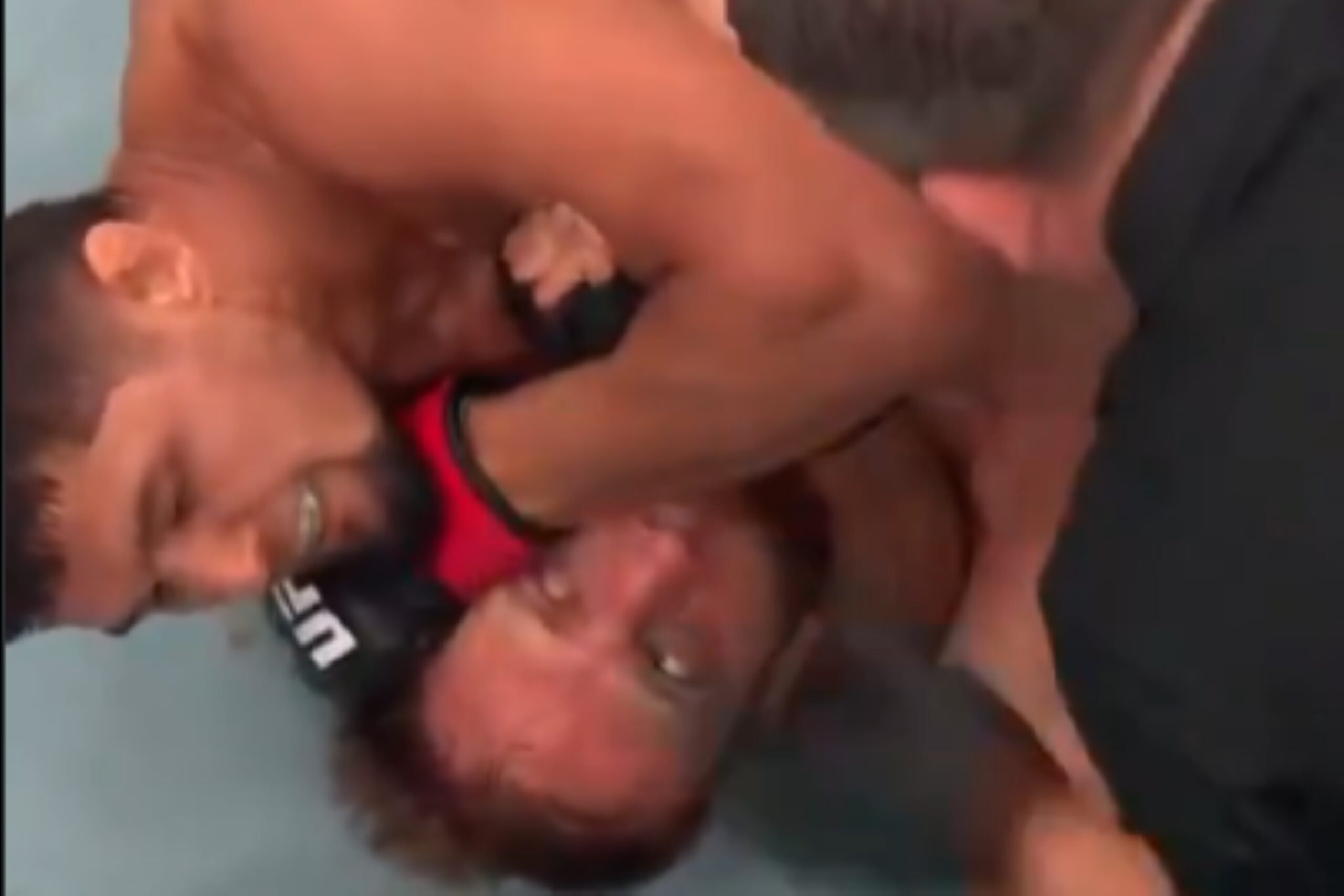 Pulyaev fica desacordado após mata-leão de Ruziboev no UFC Baku