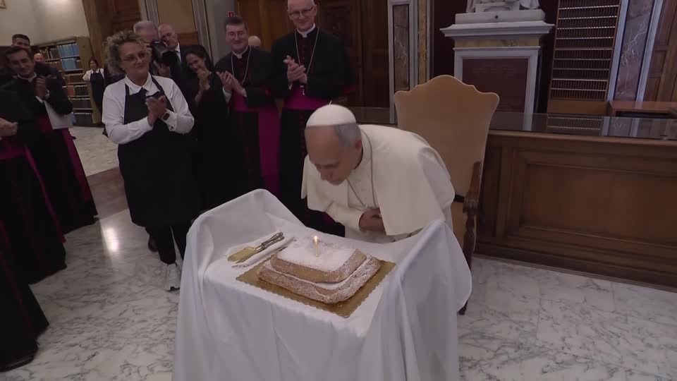 Papa Leão XIV revoga cortes de salários no Vaticano adotados por Francisco