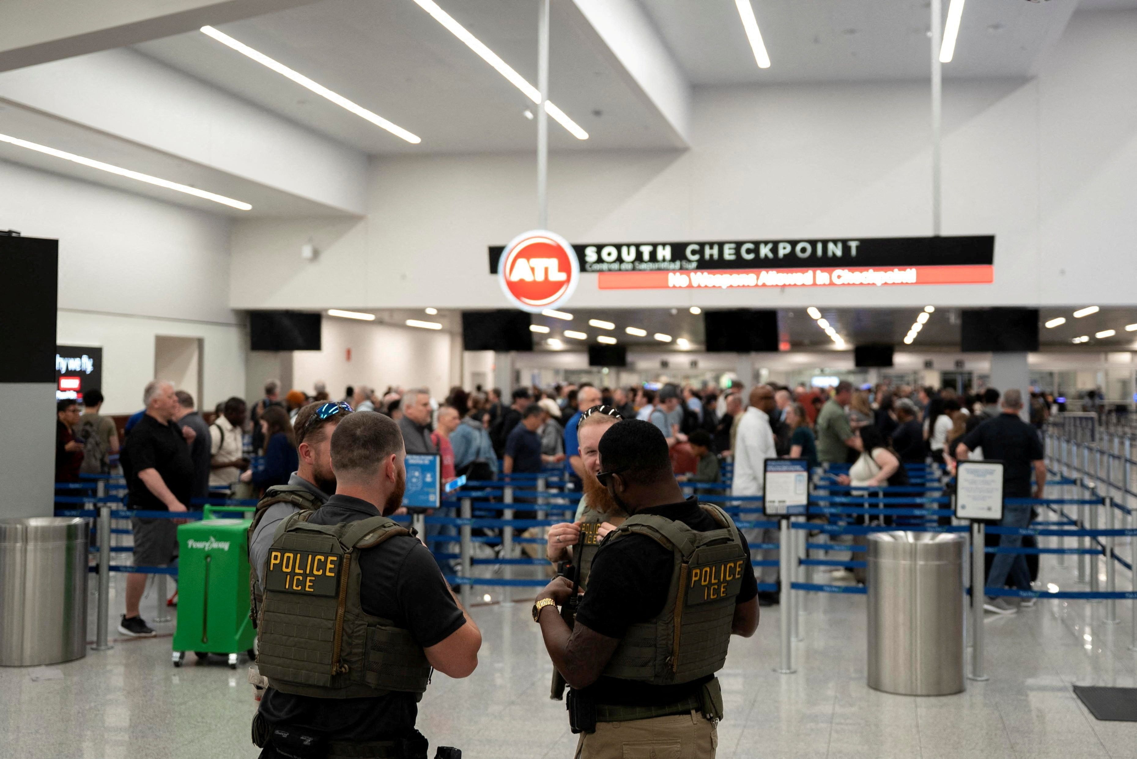 ICE suspende abordagens de trânsito após mortes no Maine e Texas