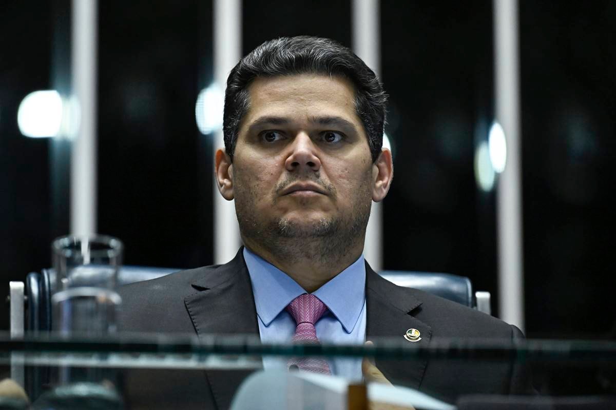 Alcolumbre diz que fim da 6x1 será votada no plenário após as eleições