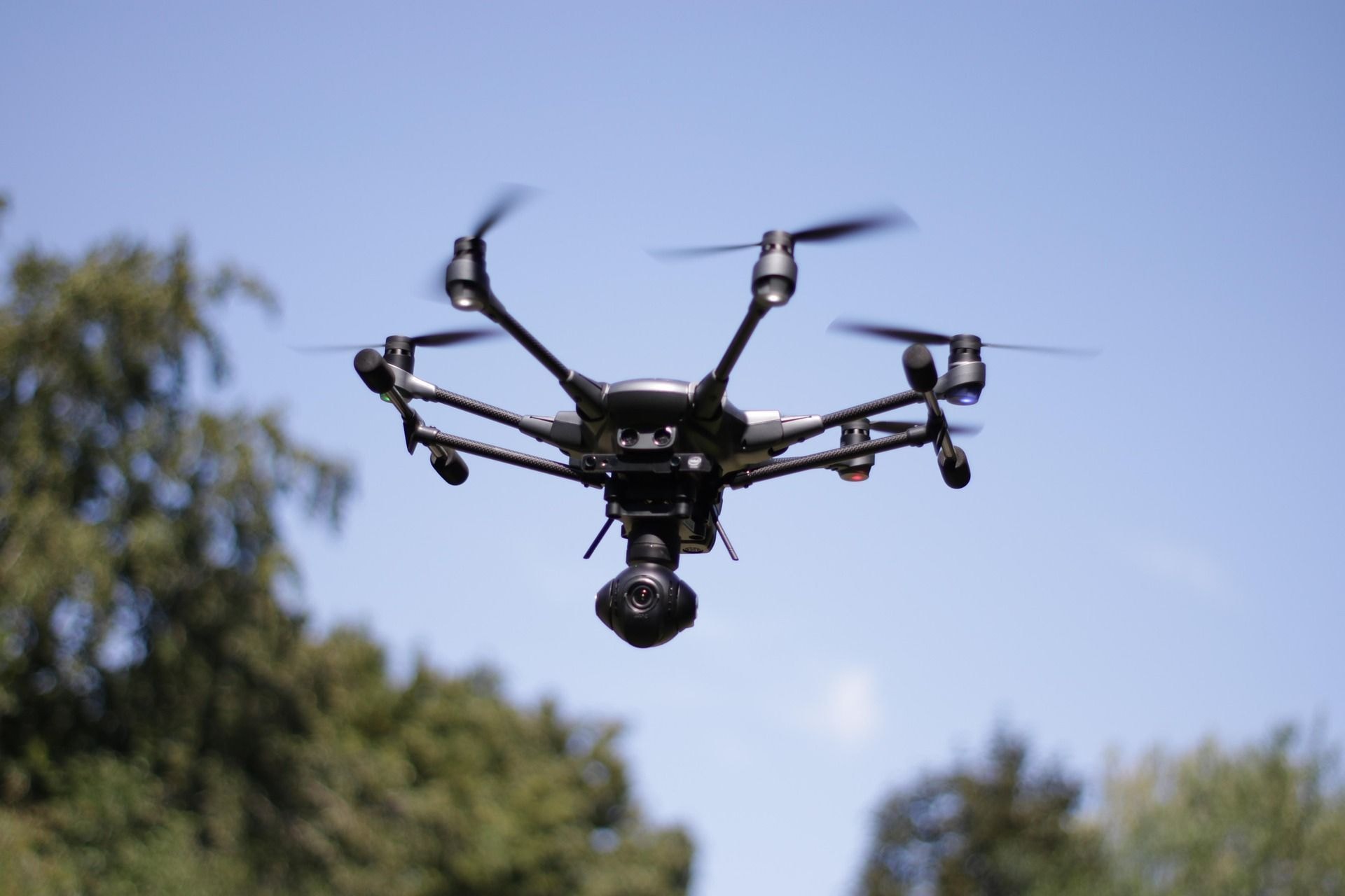 Vocalista do “Silent Planet” se assusta ao ser atingido por drone em show