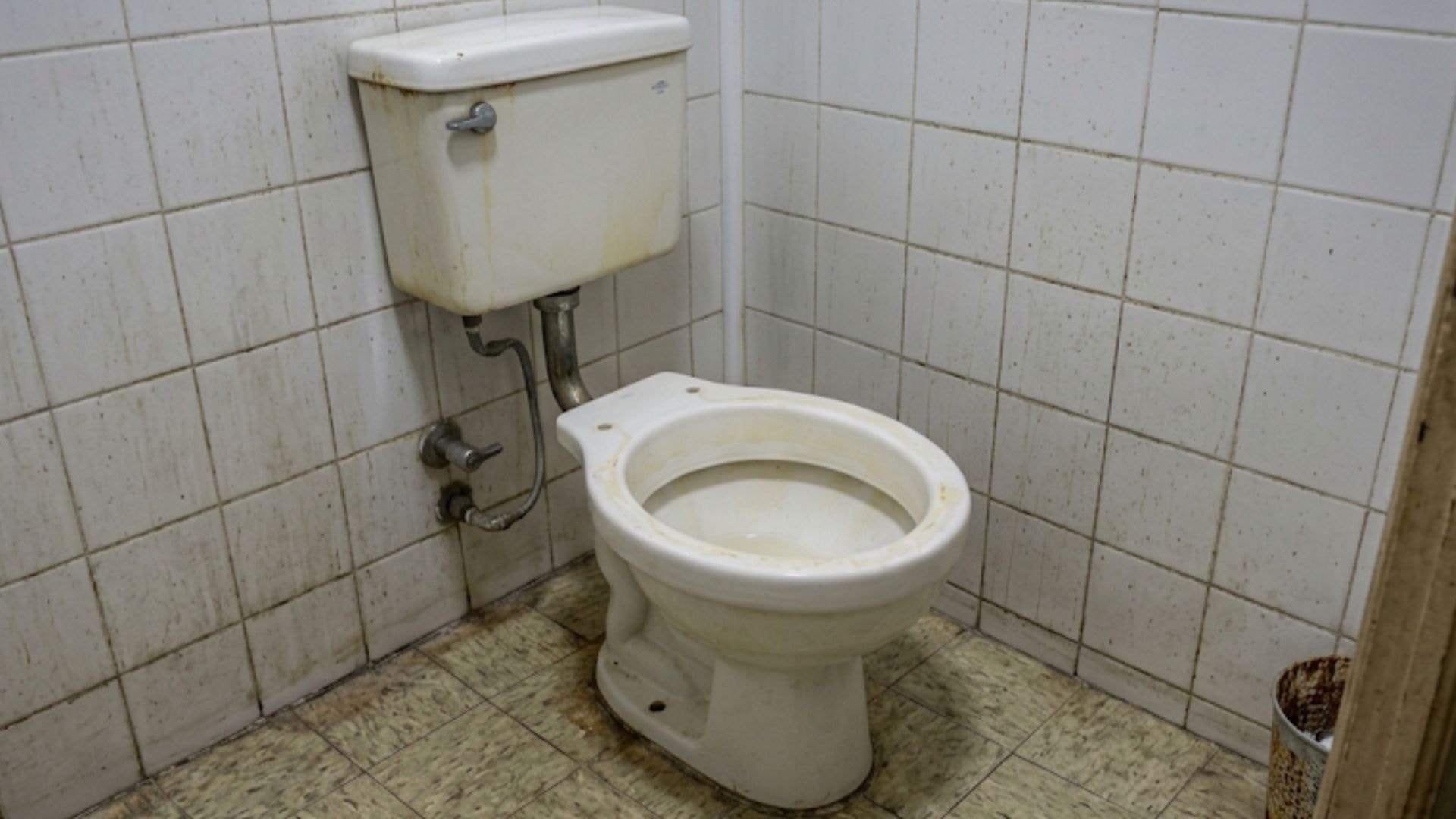 Gambiarra caseira transforma garrafa PET em coletor de pó para evitar sujeira durante a perfuração; saiba como fazer