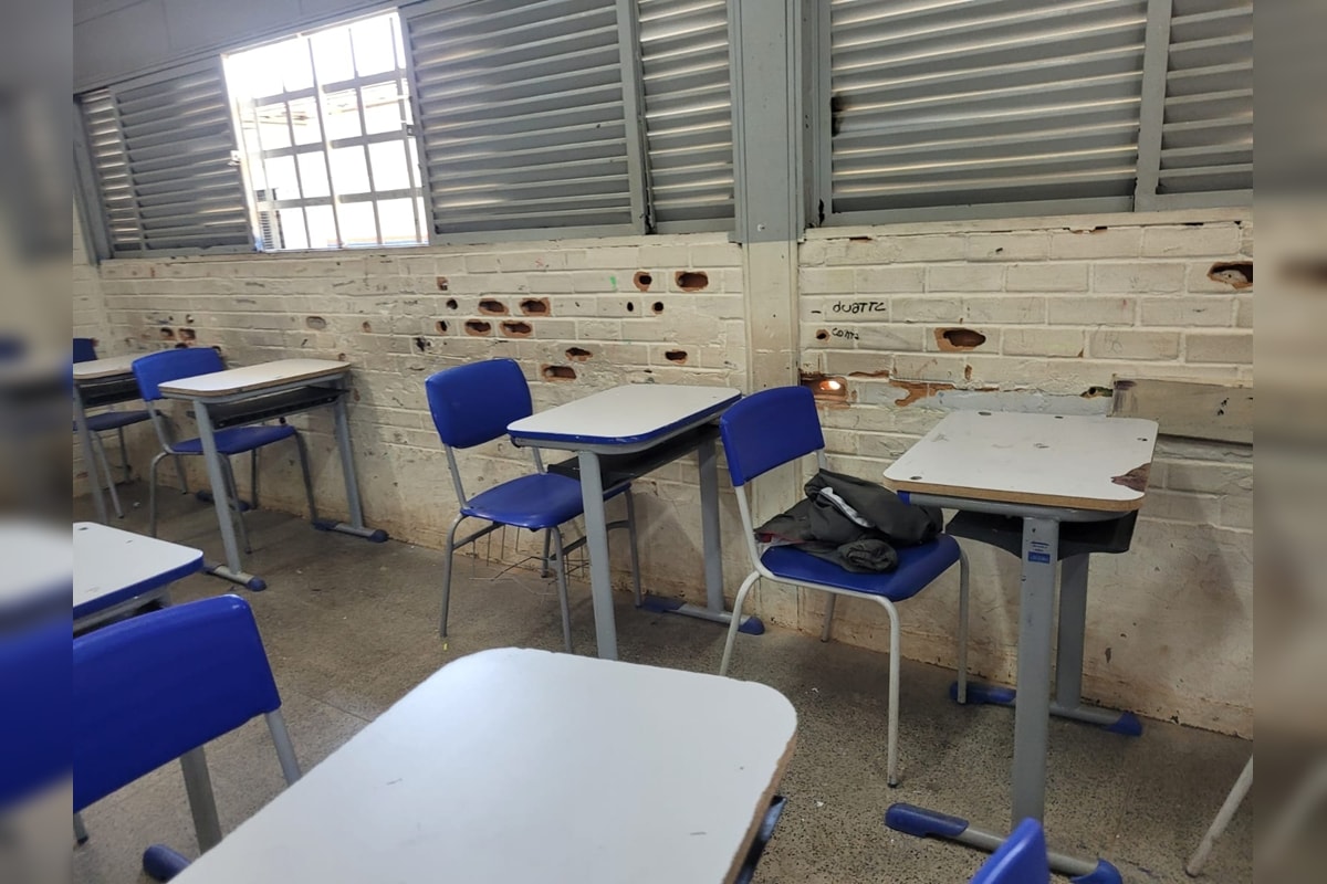 Buracos e banheiro quebrado: fotos mostram escola do DF caindo aos pedaços