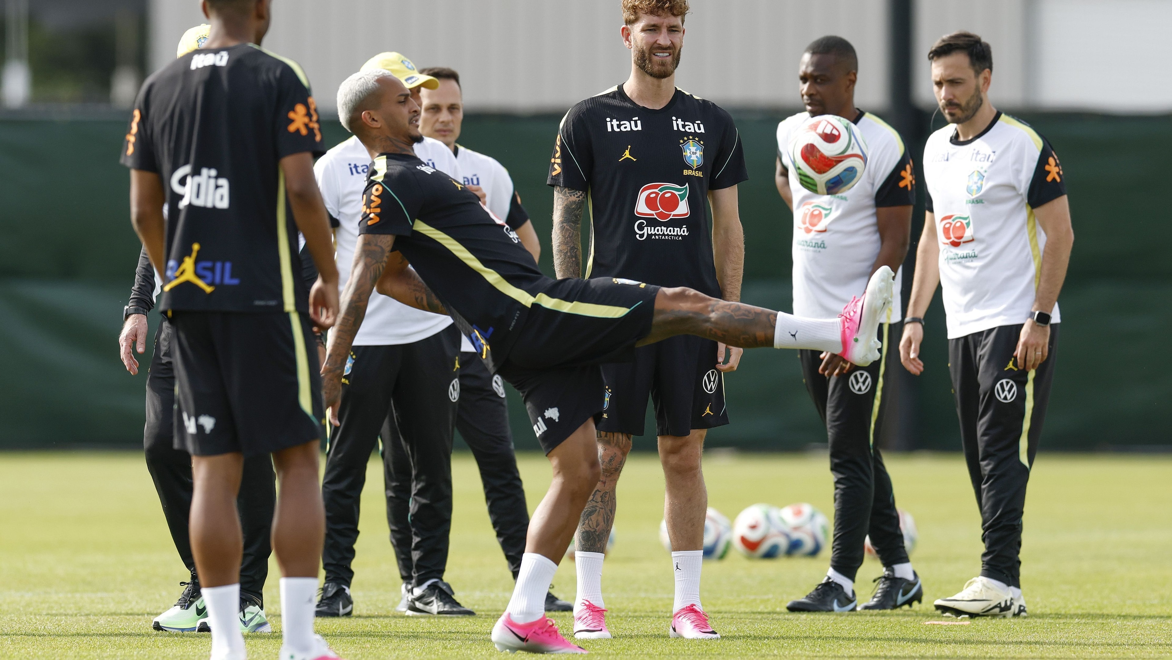 Brasil x Egito: Wesley sente lesão, é subtituído e chora no banco