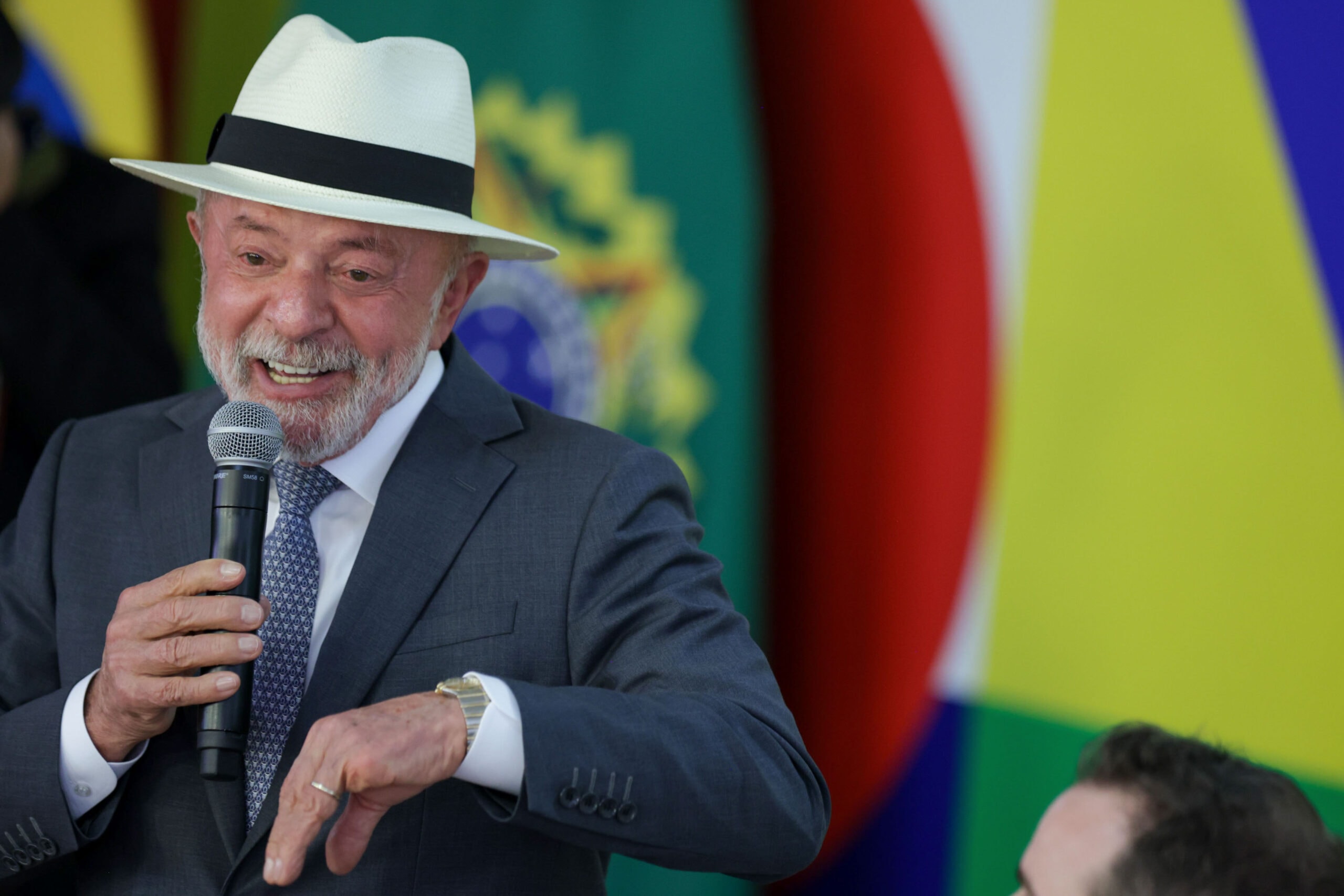 Sem citar Flávio, Lula diz que nunca foi atrás da "lei Vorcaro" para artistas