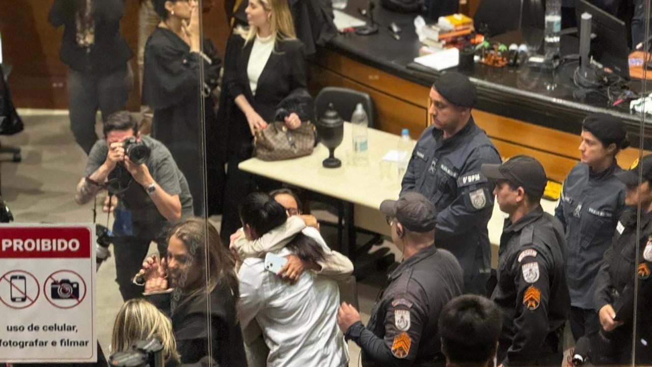 Coração, beijo e lágrimas: veja reação de Monique Medeiros após sentença