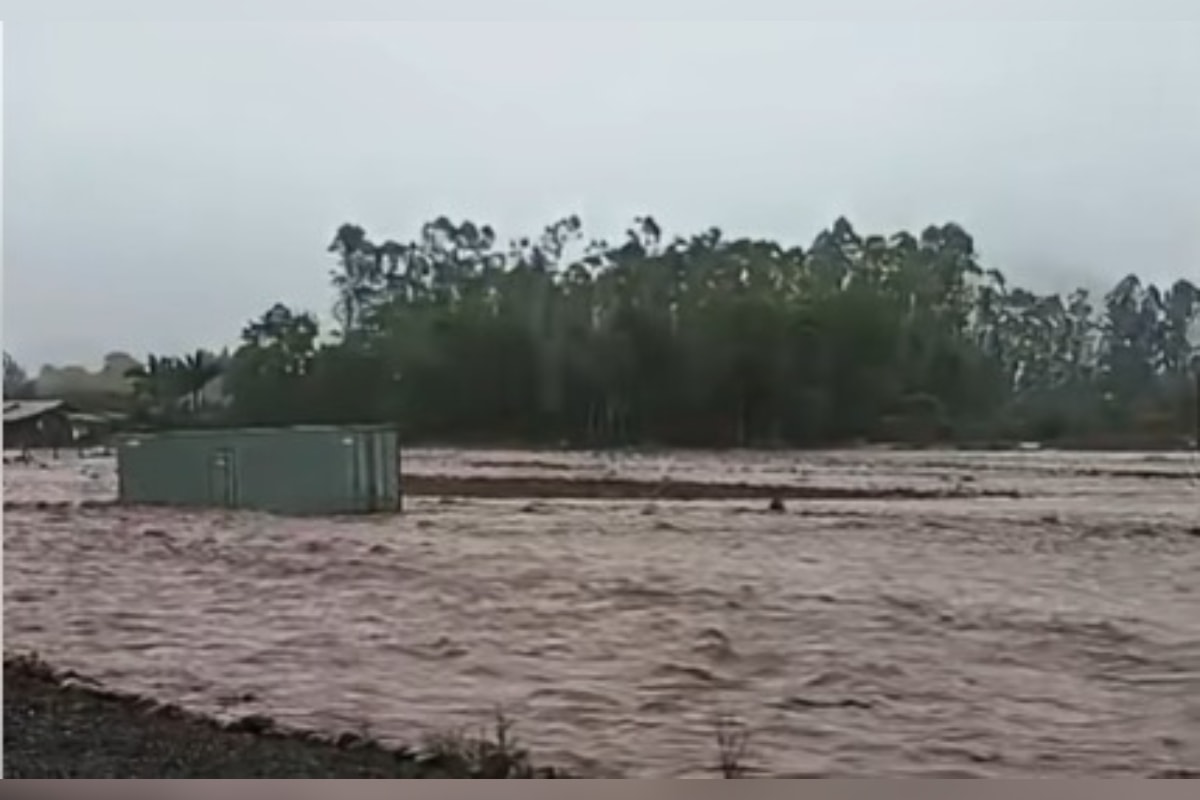 Temporal arrasta contêiner e deixa rastro de destruição em cidade de SC