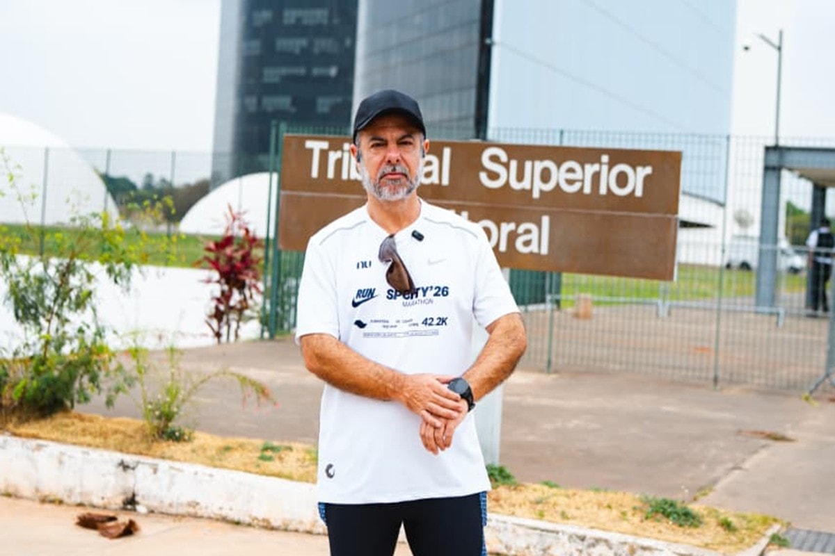 Presidenciável Grassi corre 42 km em torno TSE após ter campanha suspensa