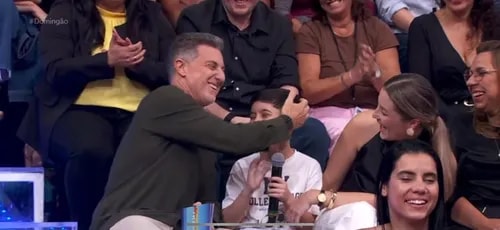 Luciano Huck surpreende garoto hostilizado por ganhar camisa de Neymar