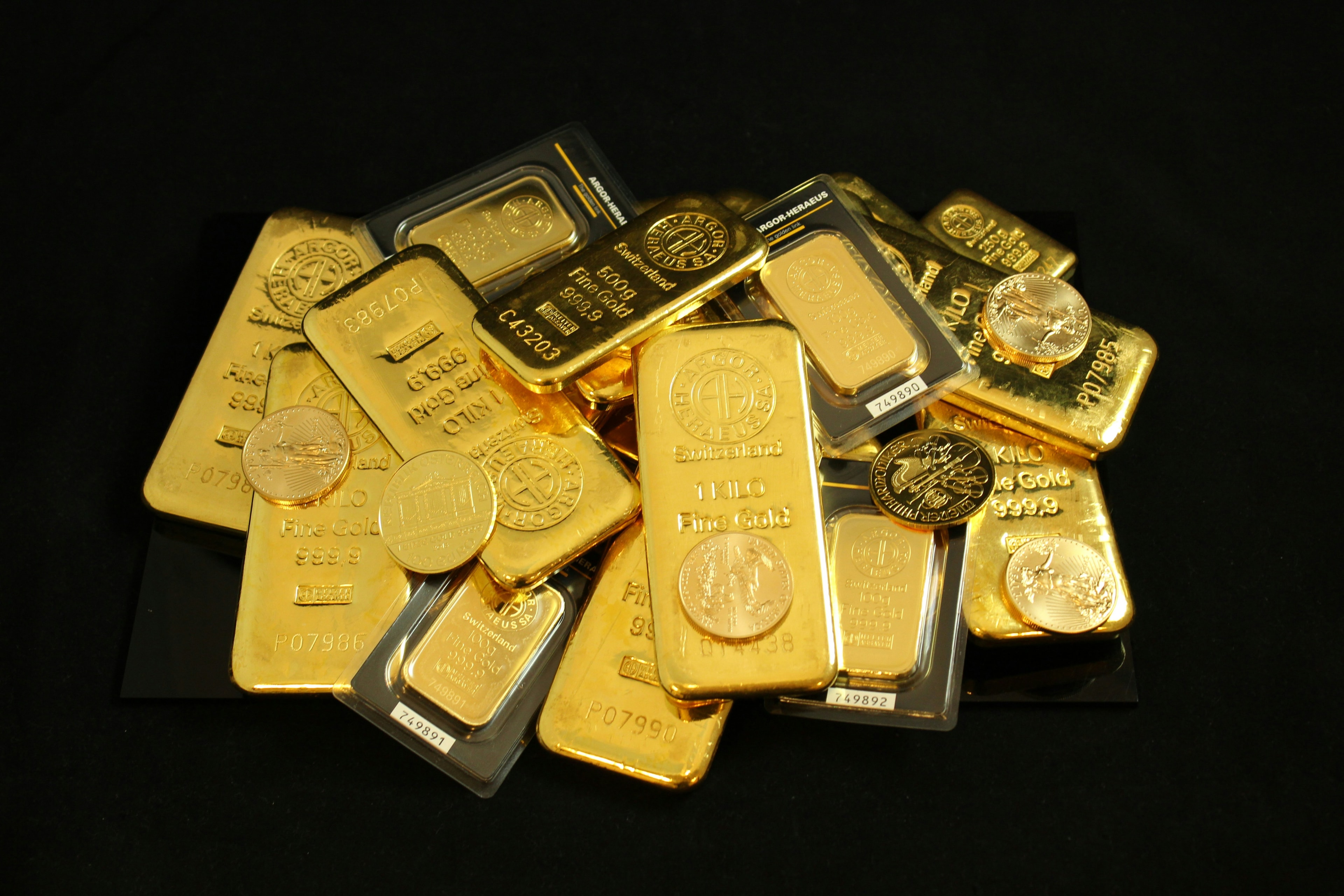 Ouro fecha em leve alta com Oriente Médio e expectativa por reunião do Fed