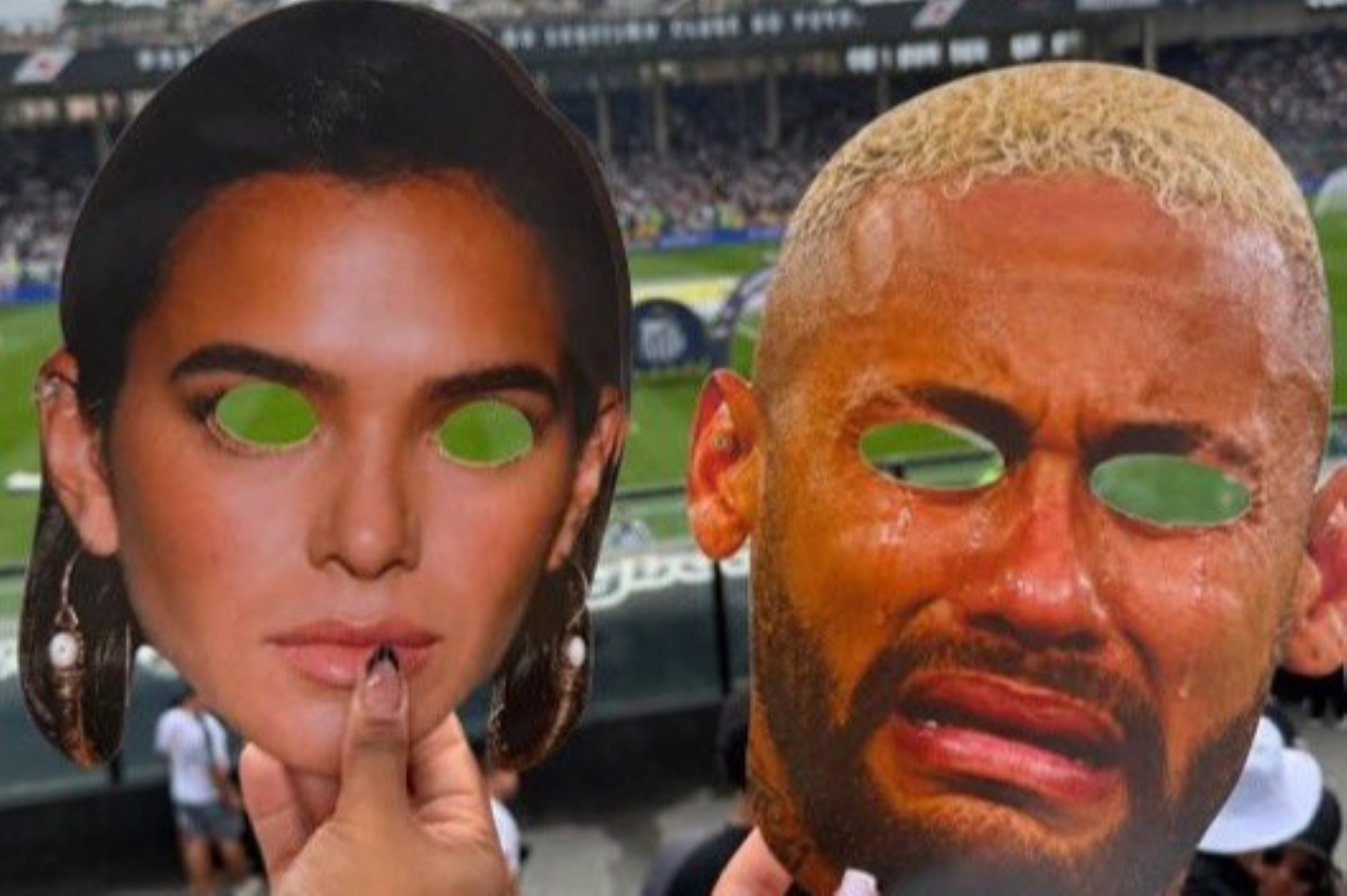 Vascaínos distribuem máscaras de Neymar chorando e Bruna Marquezine
