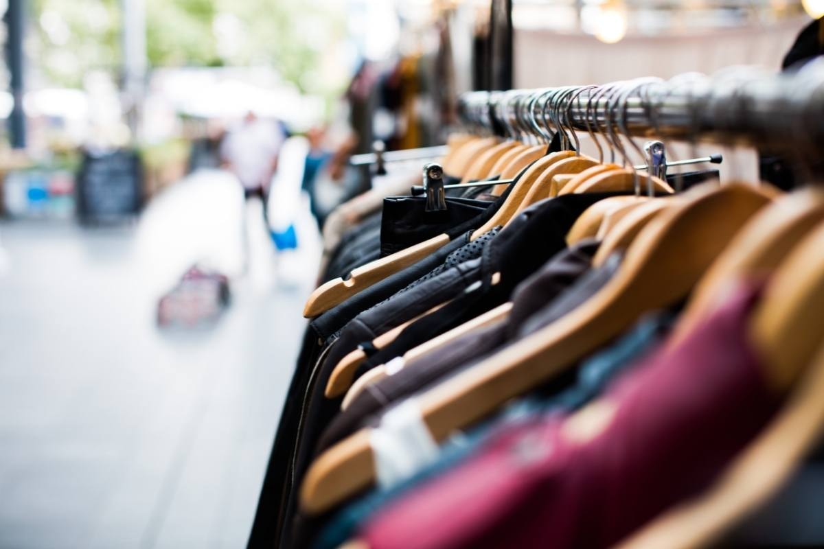 Ações de varejistas de moda recuam após fim da "taxa das blusinhas"