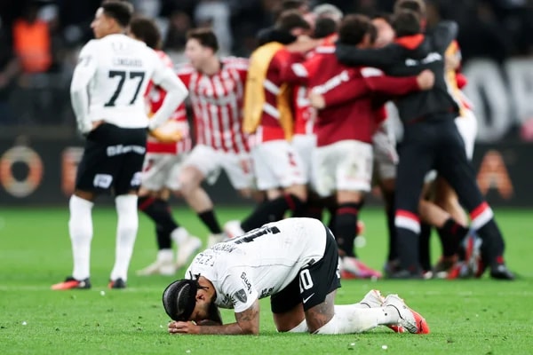 Sede do Corinthians amanhece pichada após eliminação na Libertadores