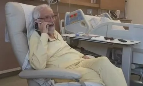 Carlos Alberto de Nóbrega recebe ligação de Raul Gil antes de cirurgia grave; vídeo