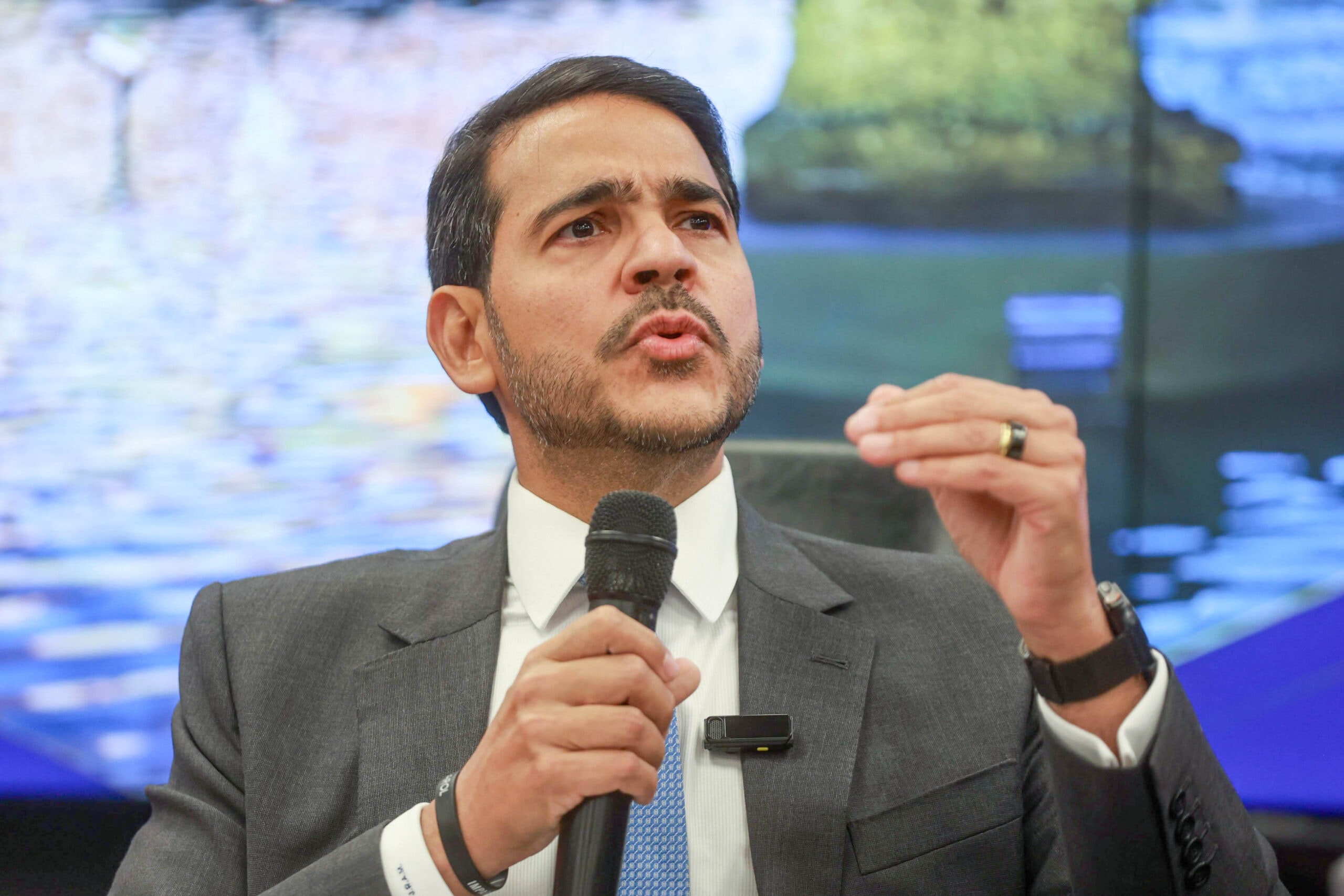 AGU pede a Fachin para suspender decisão de Mendonça que afastou Andrei