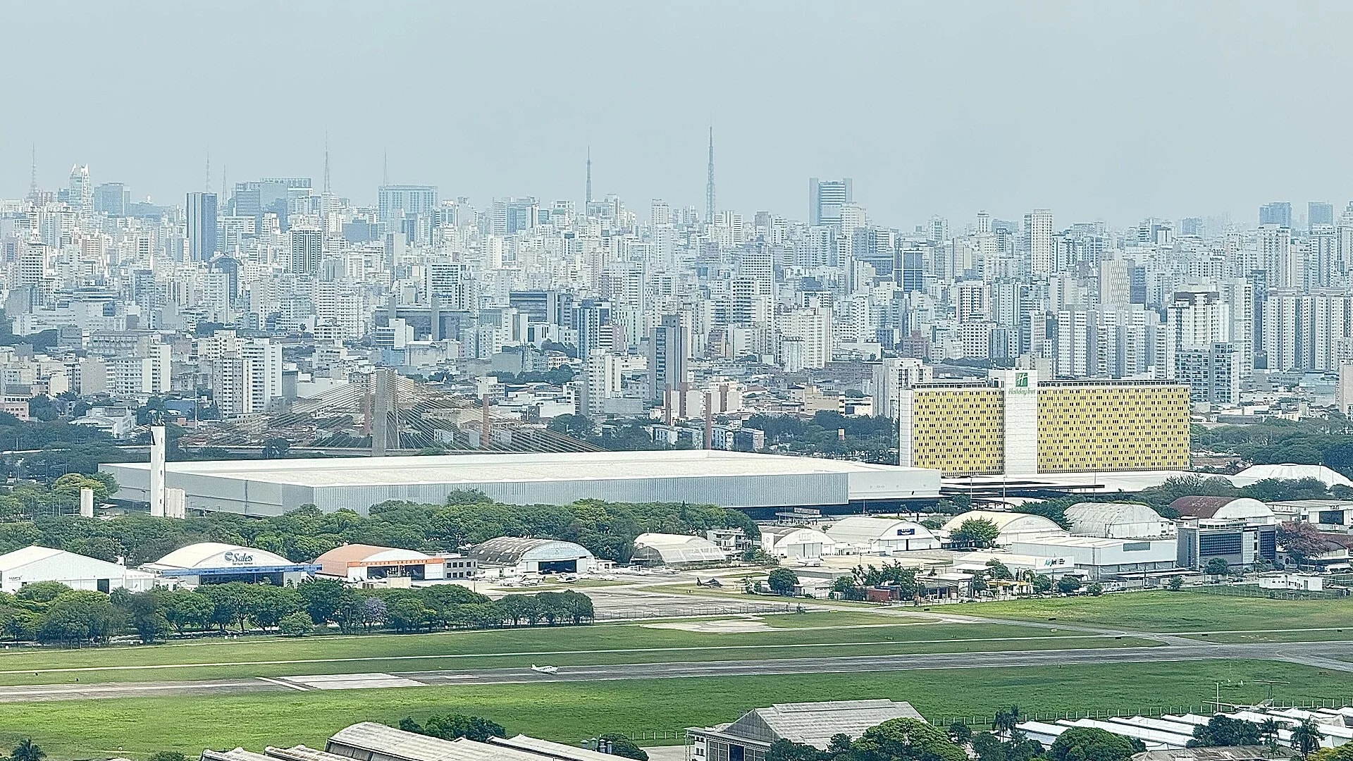 Fim do trabalho manual? Câmeras com IA assumem controle operacional em aeroportos brasileiros