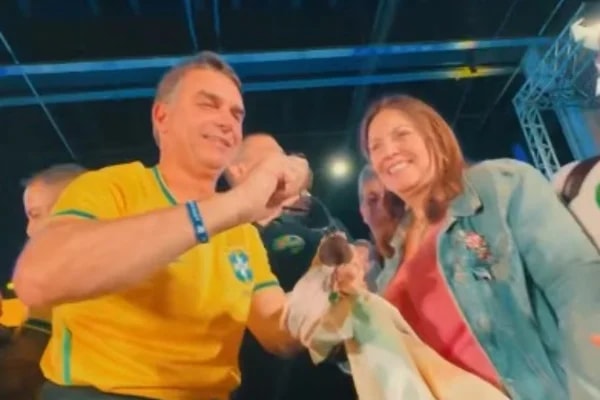 Sem citar Michelle, Flávio diz estar "mais forte do que nunca"