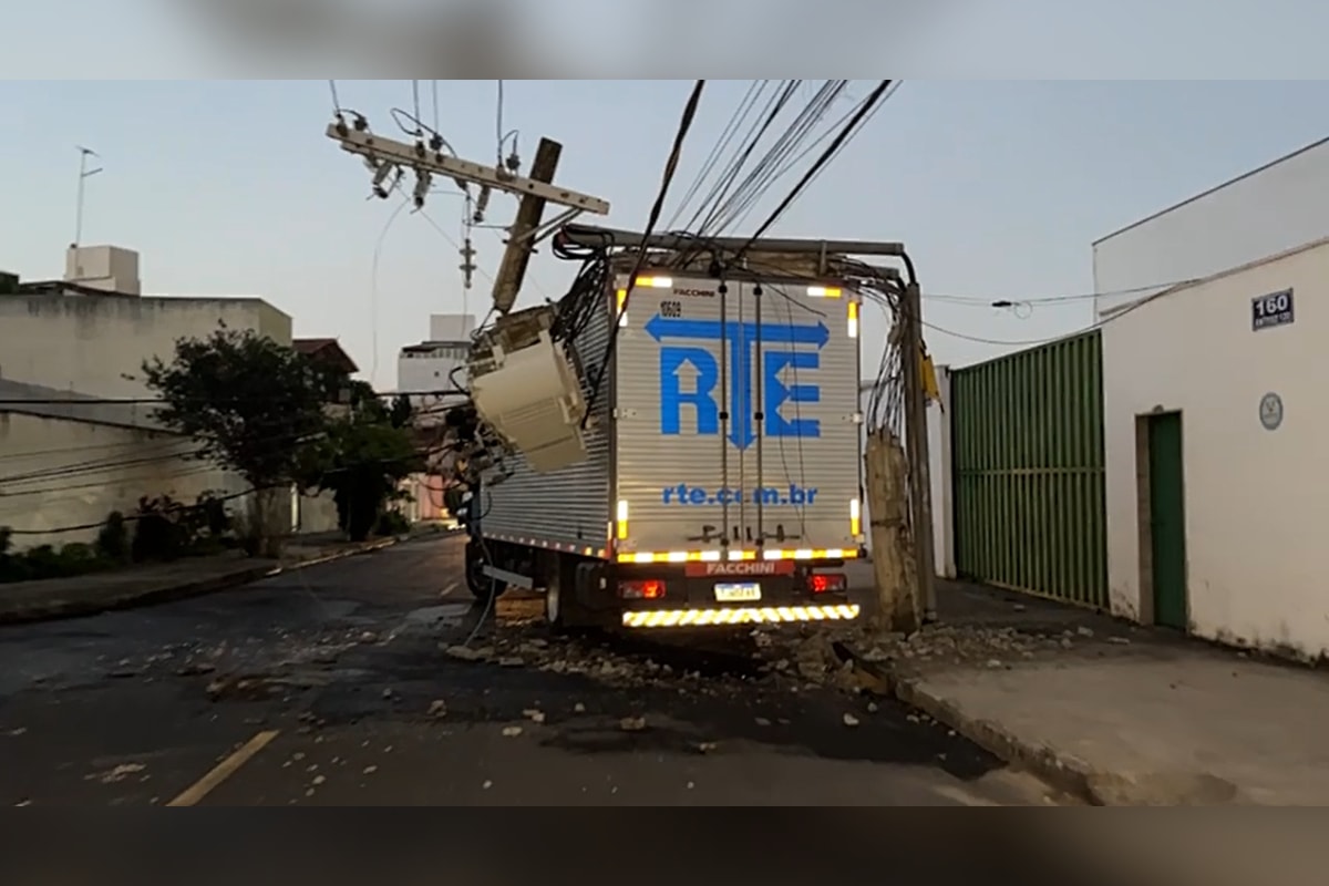 MG: caminhão acerta poste, atinge enxame de abelhas e 3 homens ficam presos