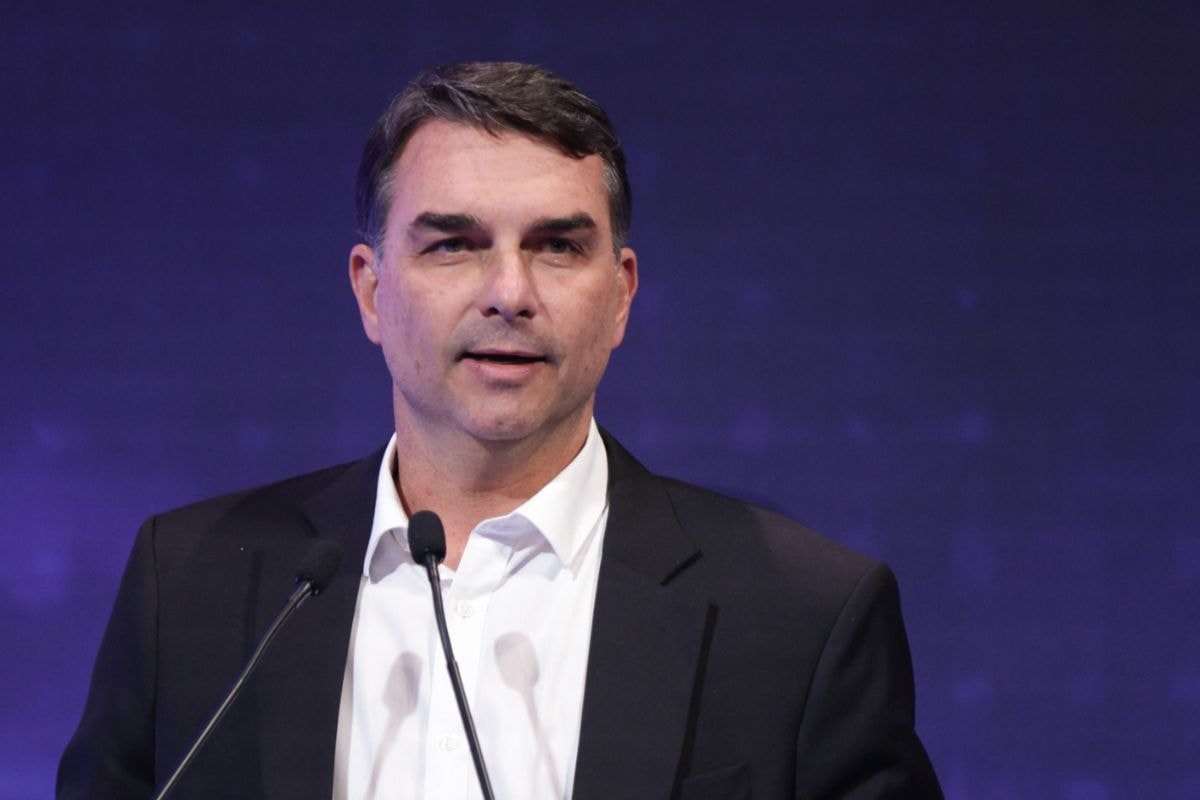 Flávio: busca por armas na casa de Bolsonaro foi "constrangedora"