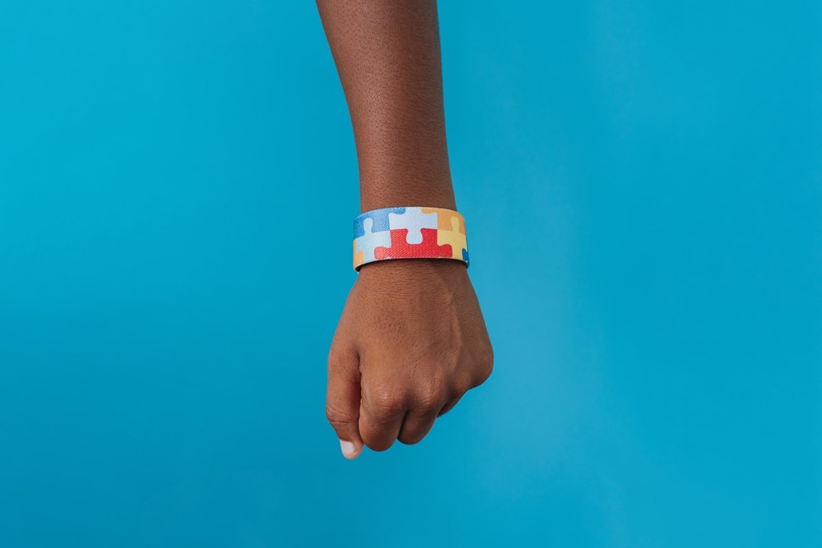 Professora acusada de agredir criança autista em escola é demitida