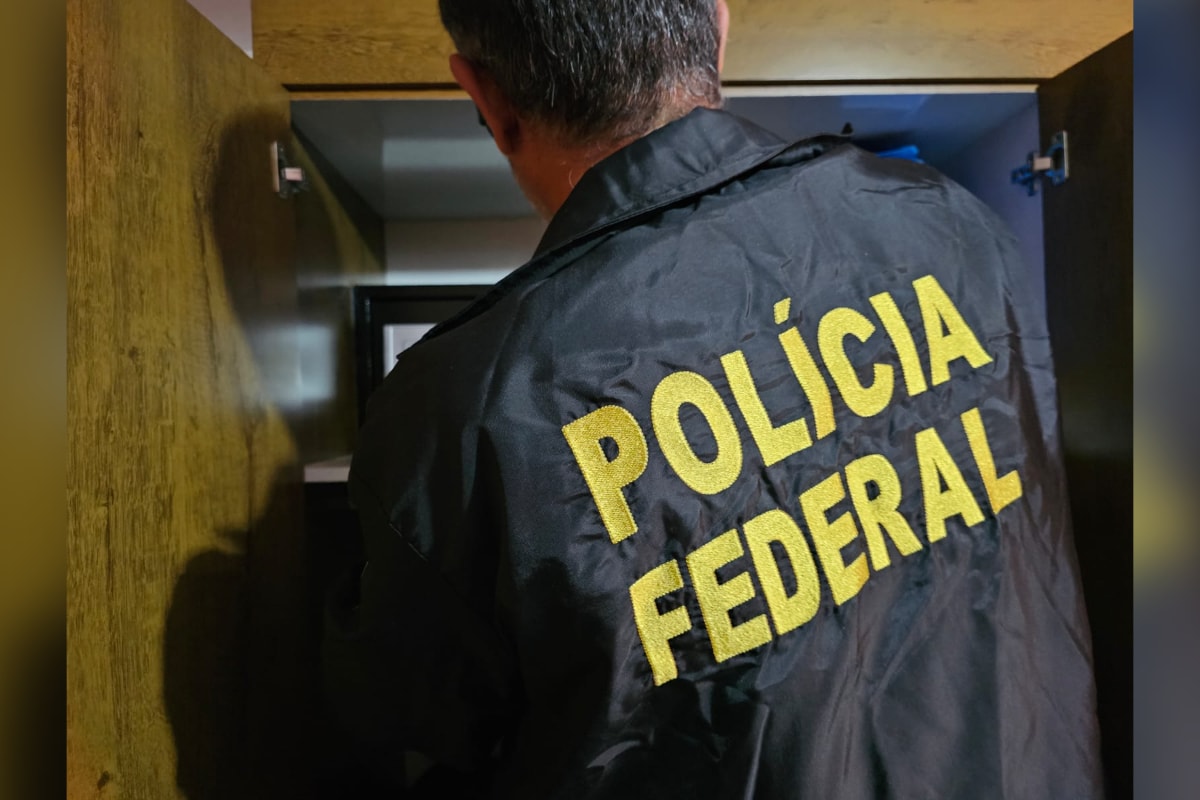 PF flagra adolescente armado com pistola .45 em ponto de tráfico