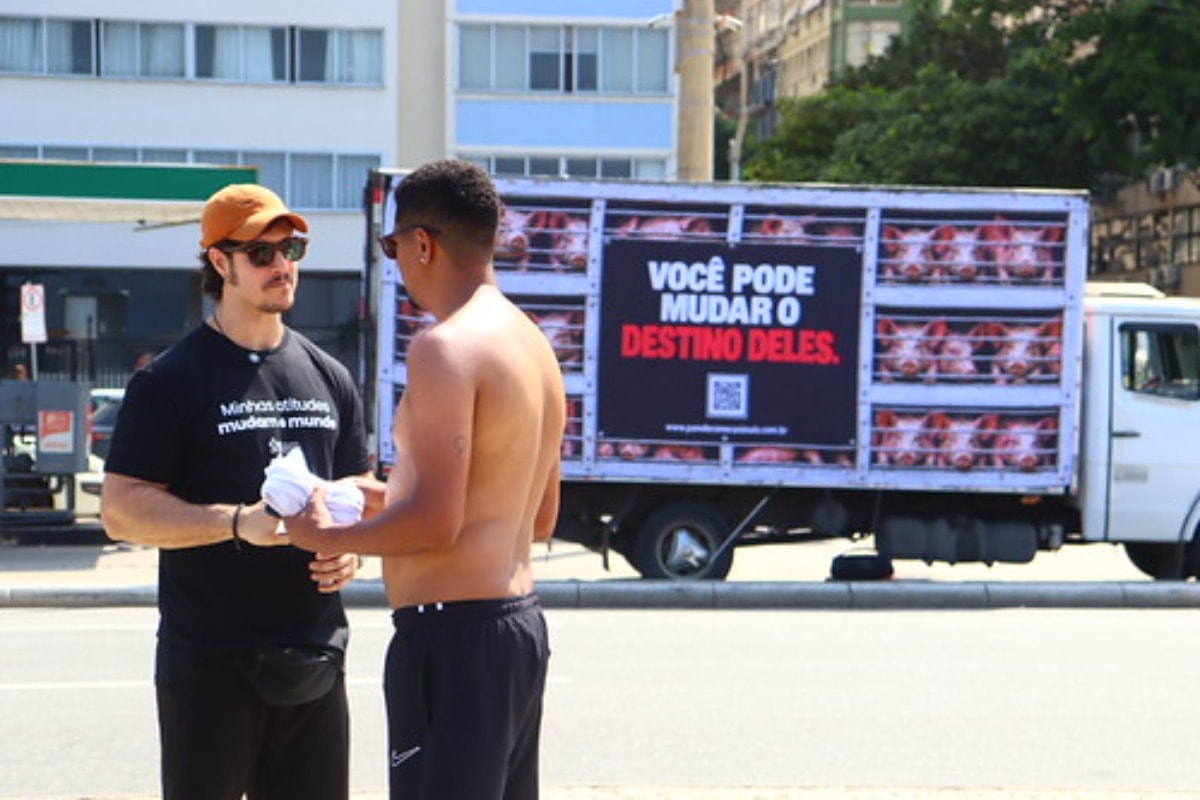 "Caminhão do Terror": ação vegana percorre o DF com som de abate animal