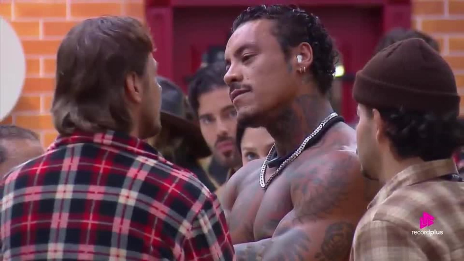 “A Fazenda”: Serginho abre coração, se declara a Tina e pede chance