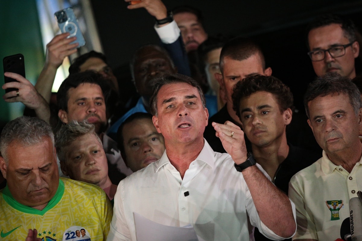 Migração da Argentina diz que Flávio só entrou no país às 22h50 de terça