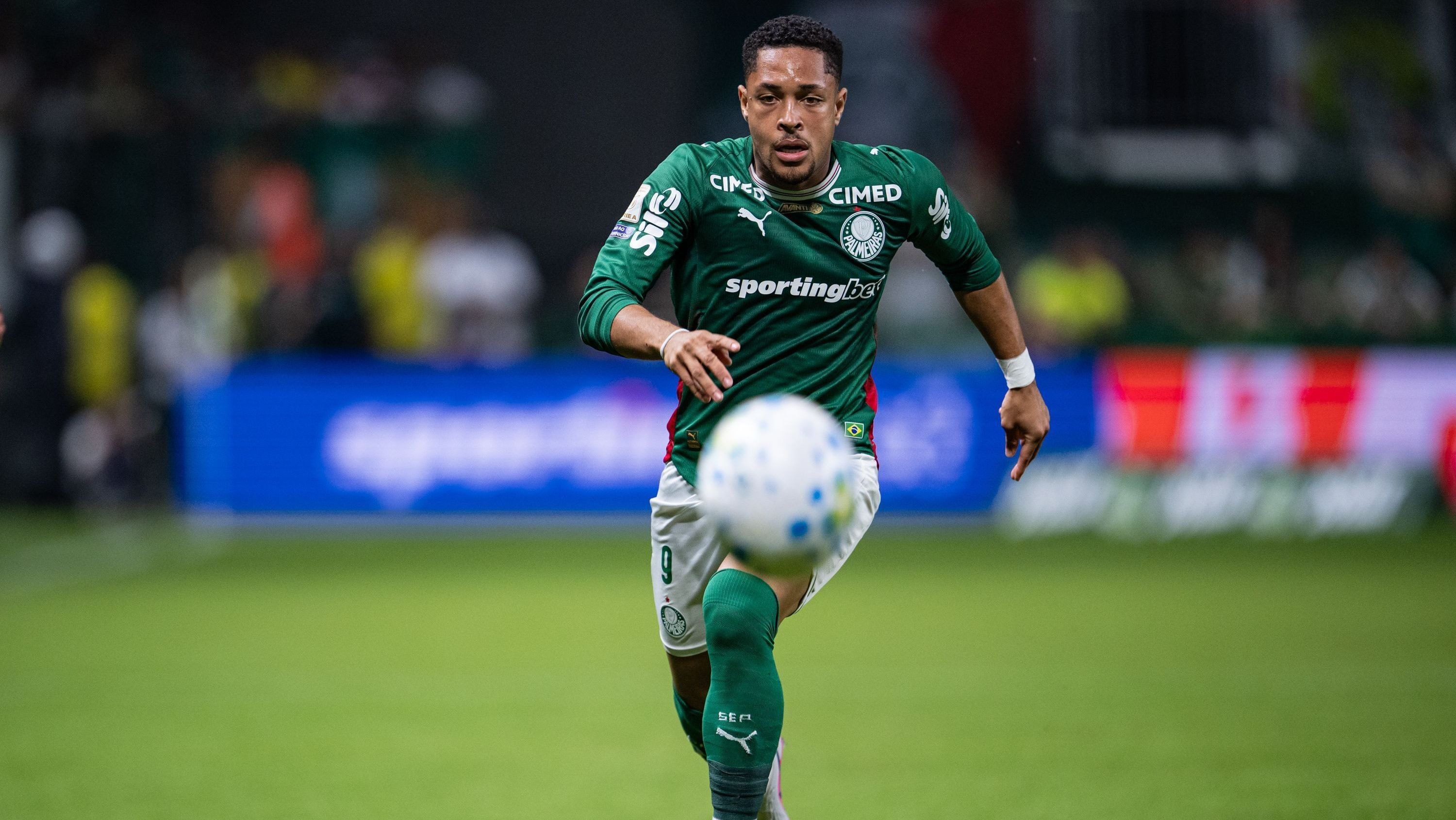 Cruzeiro segura pressão no fim, vence Chapecoense e respira no Brasileirão
