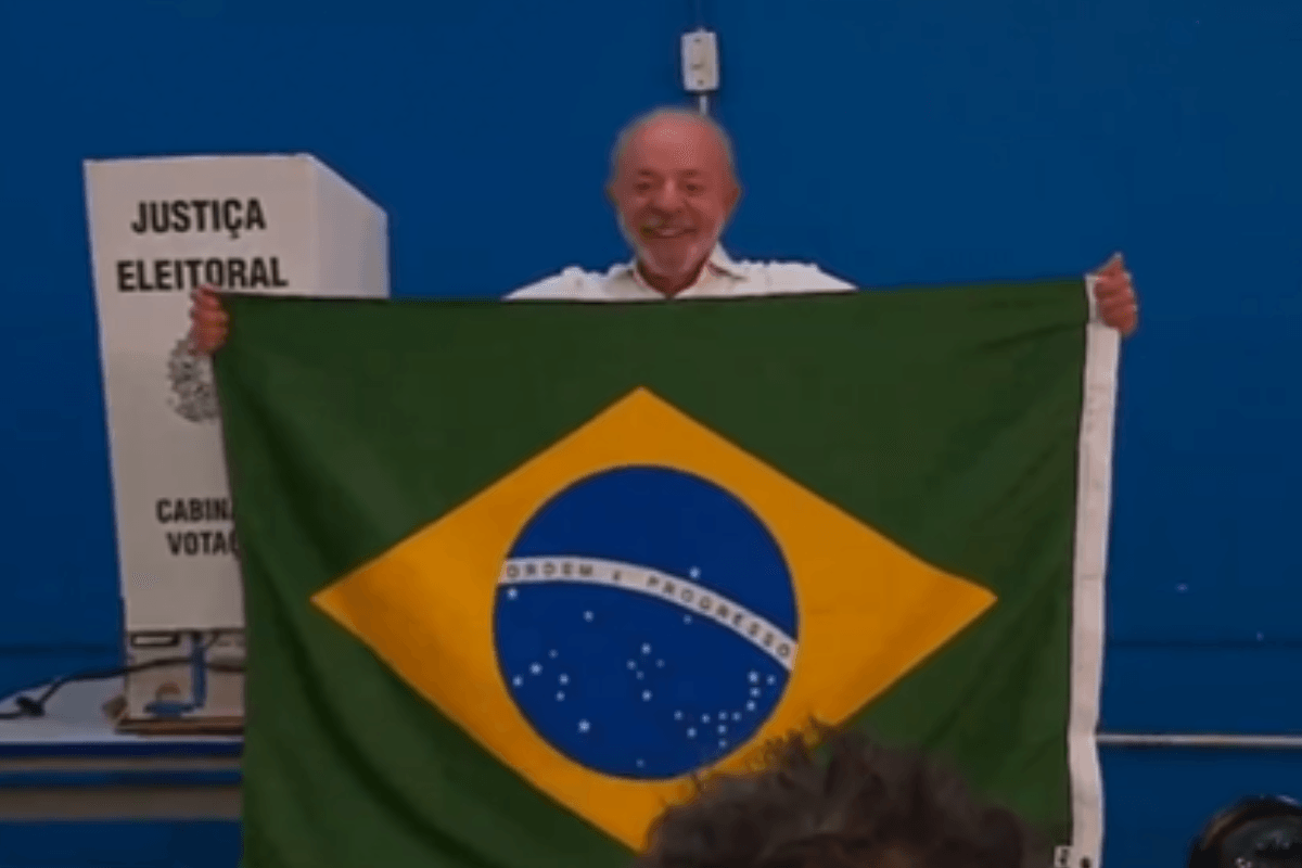 Lula após votar em SP: "Nunca imaginei disputar eleição com um miliciano"