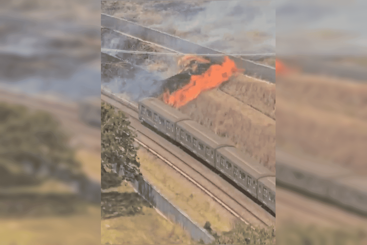 Incêndio atinge vegetação ao lado do trilho do metrô em Águas Claras
