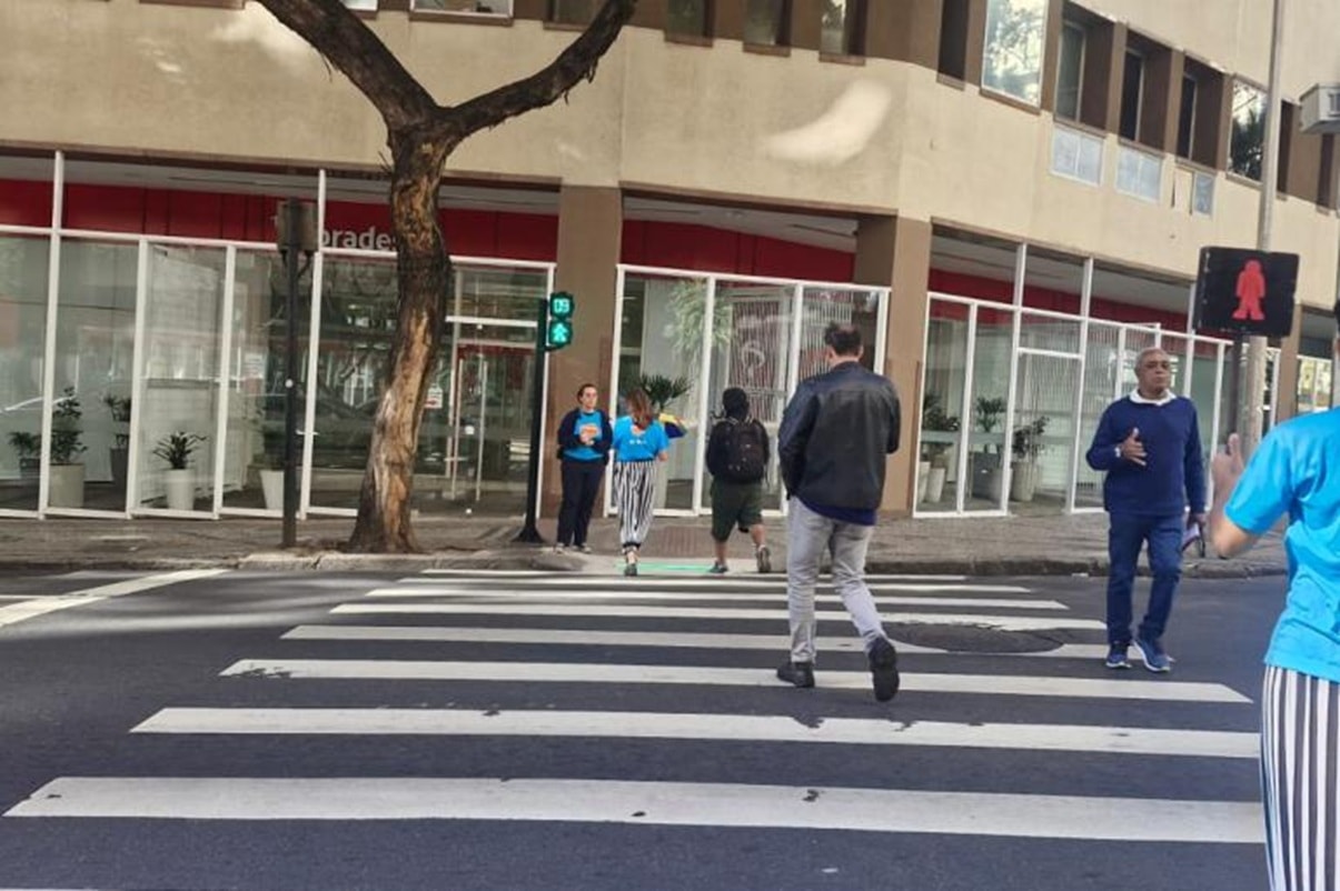 BH amplia testes com LED e contador em travessias de pedestres