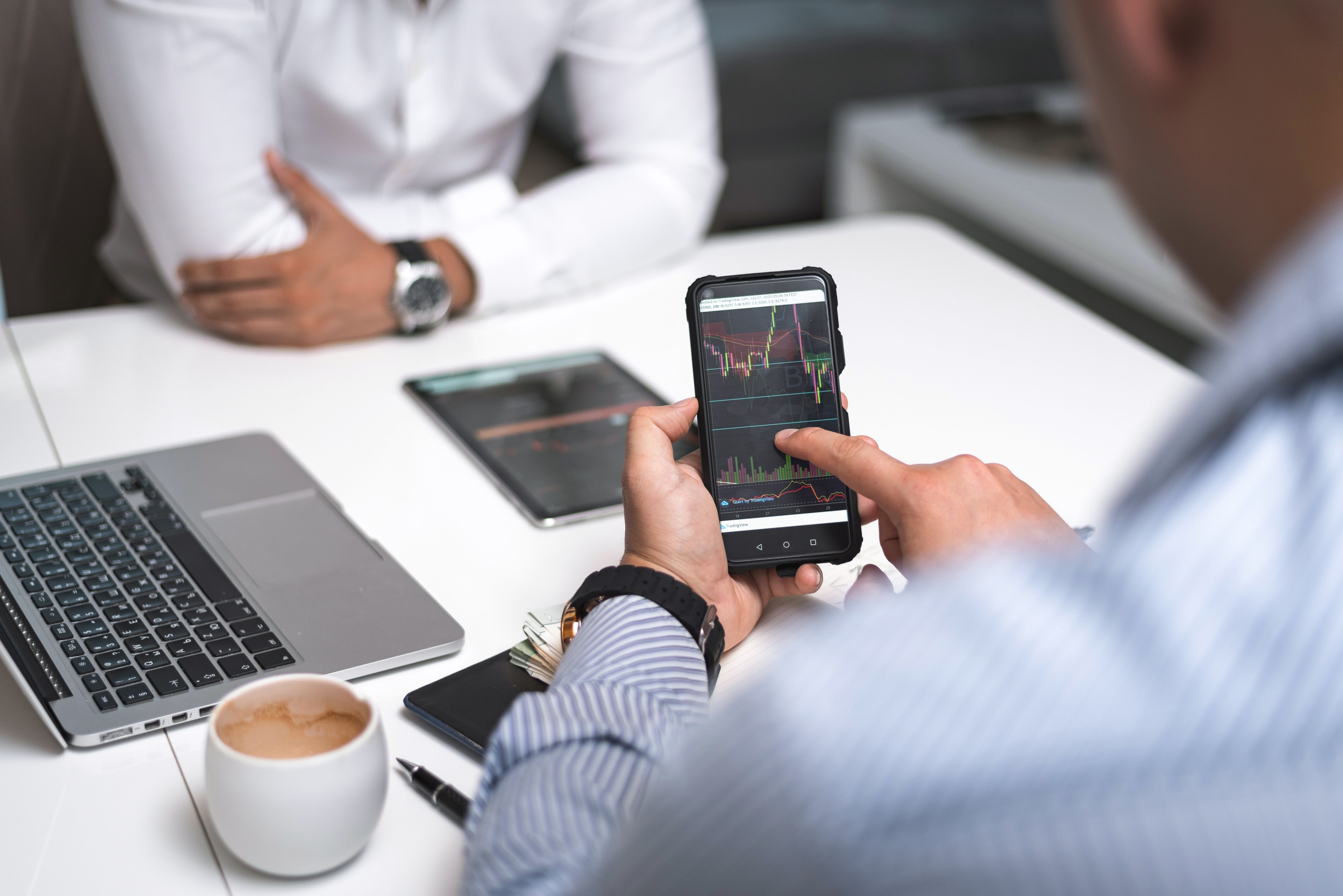 Consultor de investimentos domina números, mas entender de gente é o diferencial