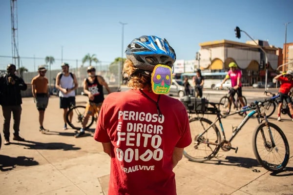 Atletas pedalam em protesto contra morte e atropelamento de ciclistas