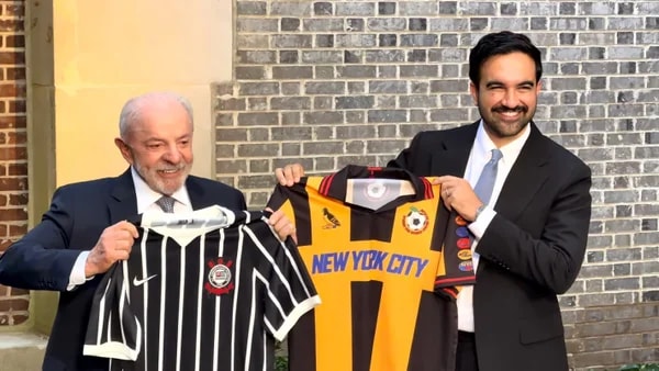 Lula presenteia Mamdani, prefeito de Nova York, com camiseta do Corinthians