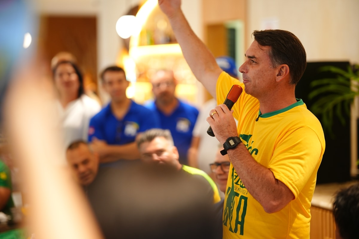 O figurino de "pai dos pobres": a nova encenação de Flávio na eleição