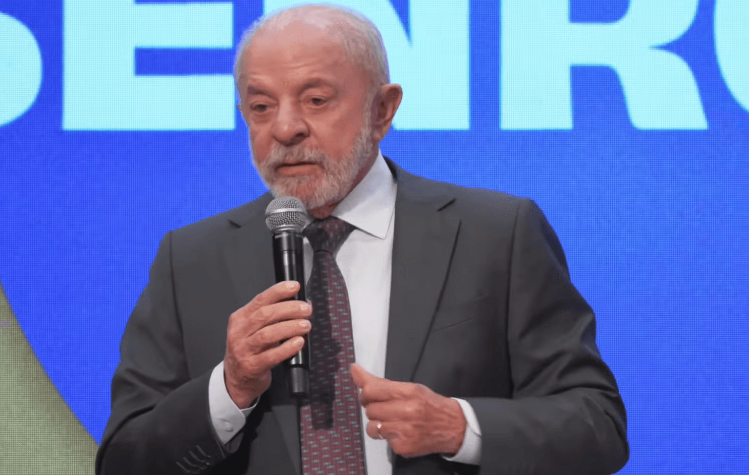 Lula chama fundo eleitoral de “promiscuidade” e defende reforma política