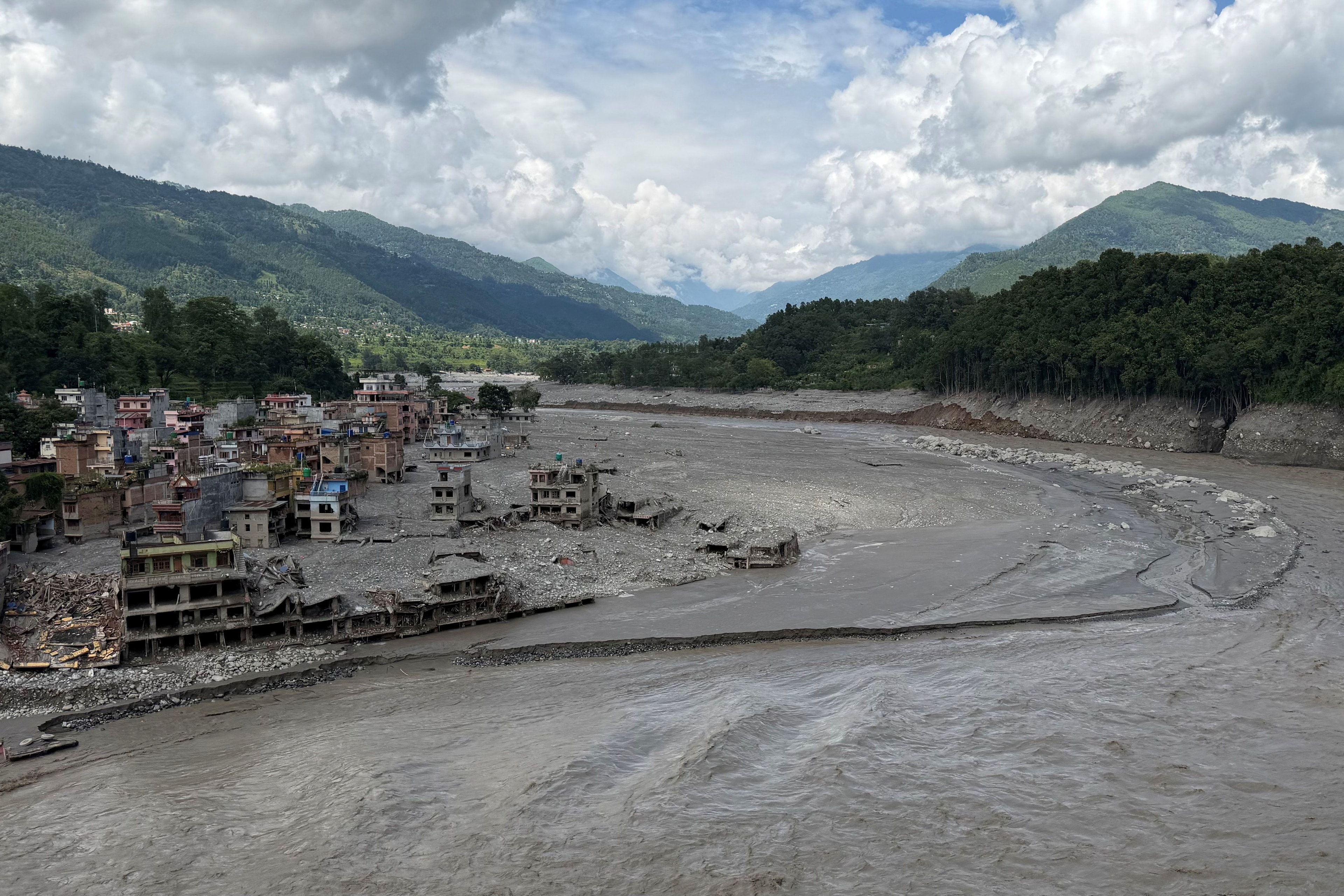 A tragédia no Nepal e na China em números