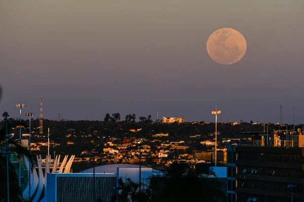 Lua de Morango: imagens mostram o espetáculo visto ao redor do mundo