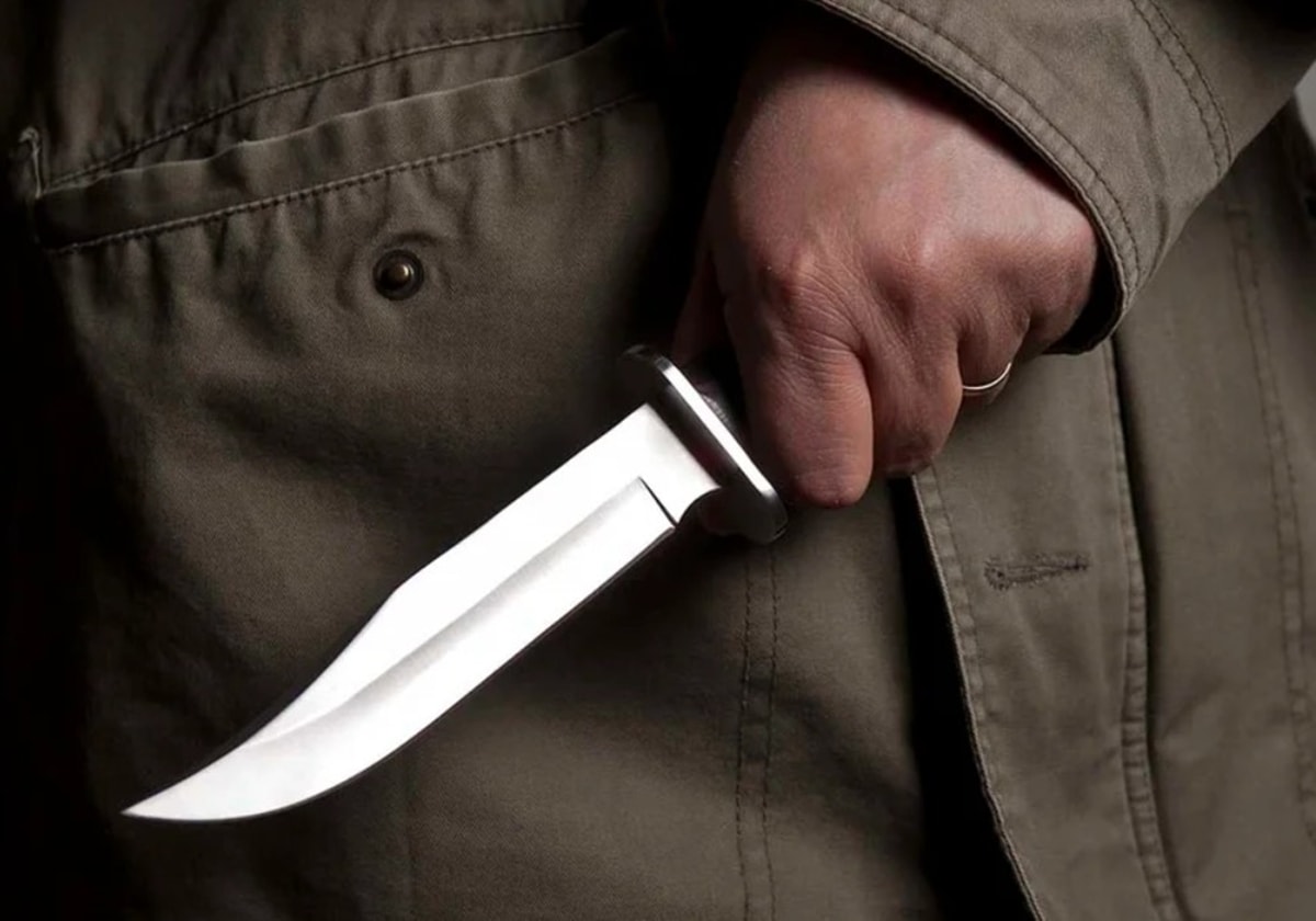 Família se tranca em quarto após homem armado com faca invadir residência