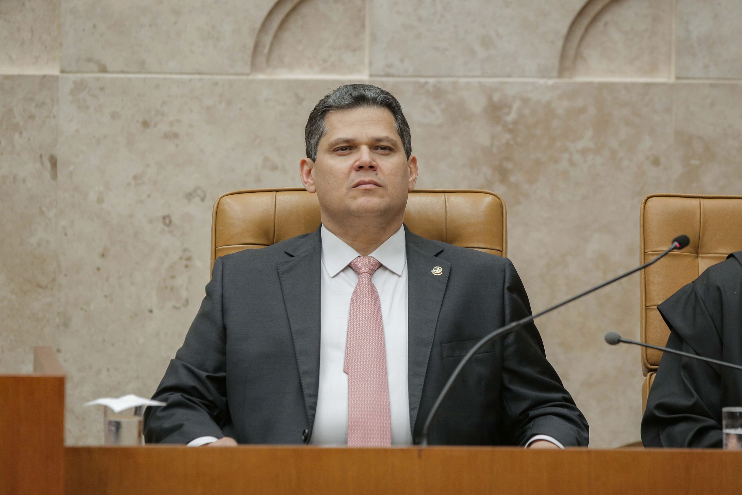Alcolumbre avalia receber Messias no Senado após sabatina