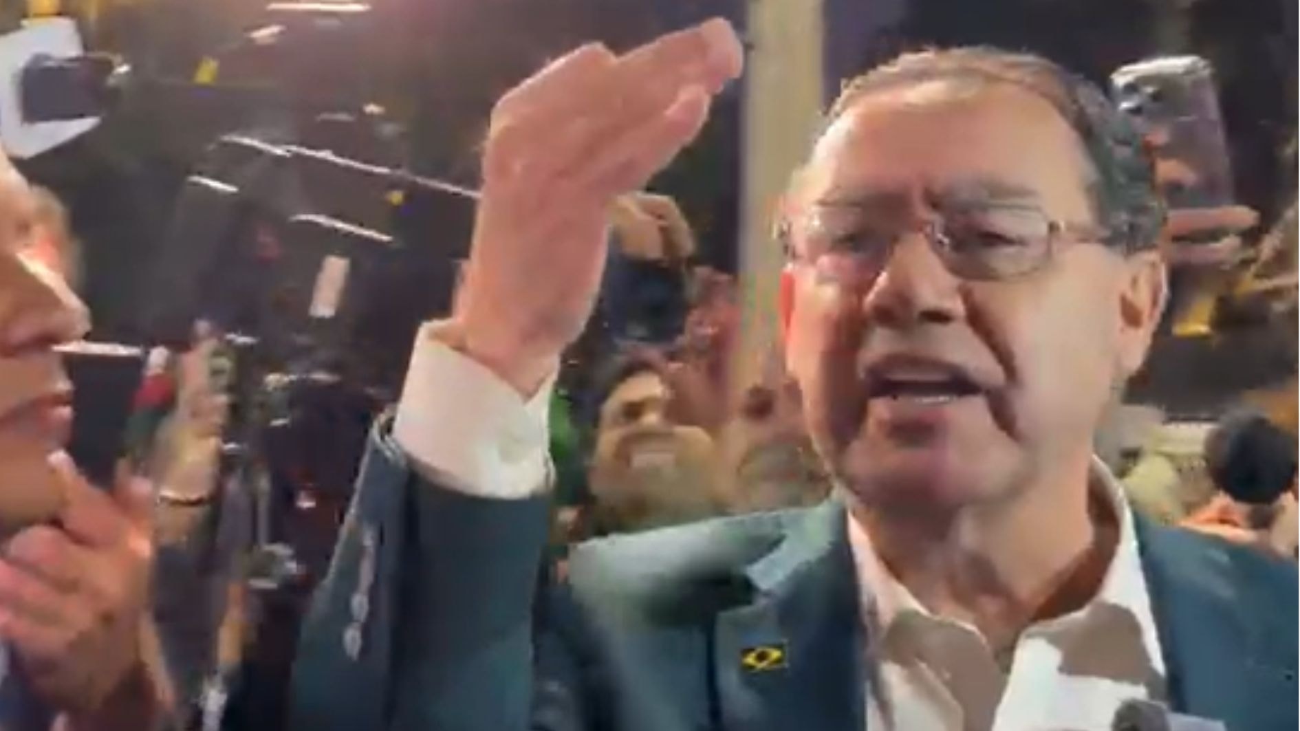 Candidatos iniciam debate com foco em segurança e críticas à educação