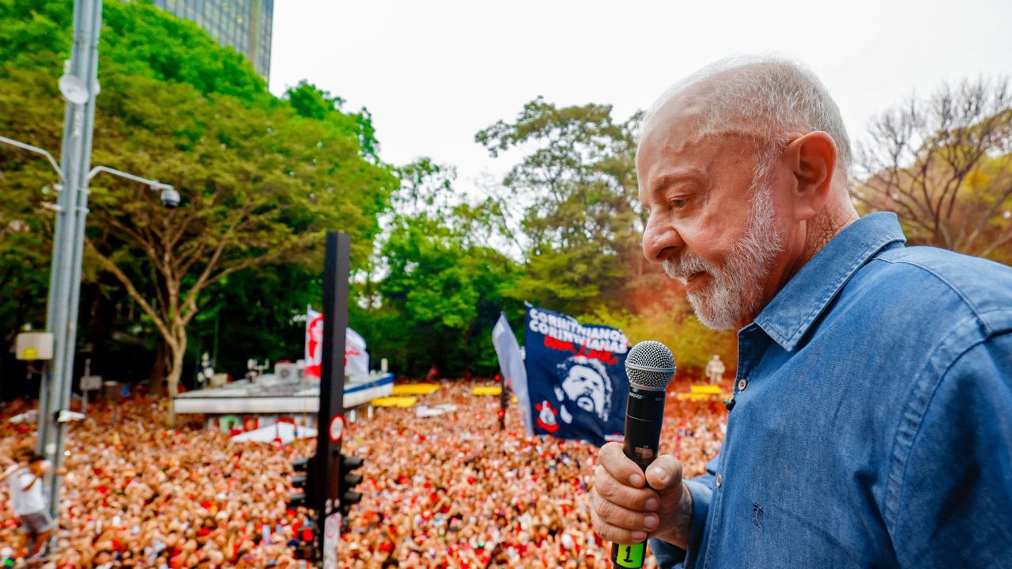 Em dia decisivo para votação da 6x1, Lula quer atrair indecisos com o tema