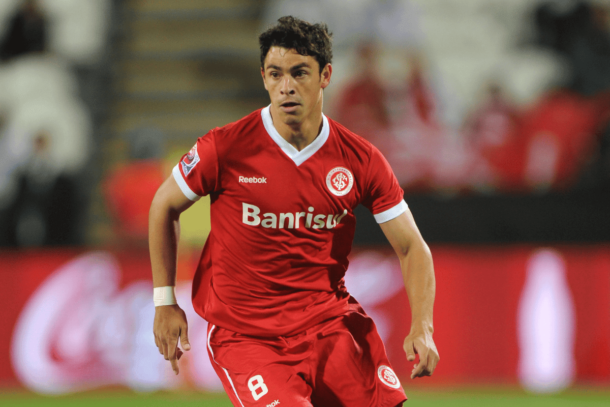 Campeão da Libertadores com o Internacional, Giuliano anuncia aposentadoria