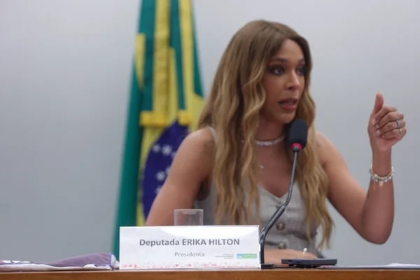 Erika Hilton reage a Alcolumbre e diz que cobrou agilidade da PEC 6x1