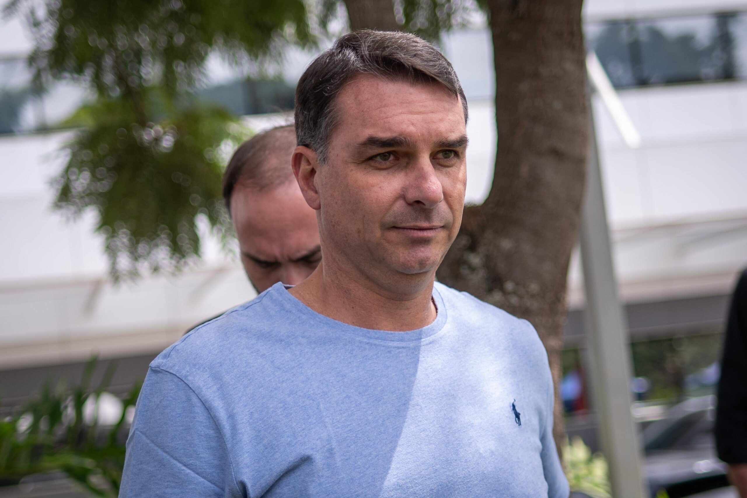 Deputado aciona PF para investigar elo de aliados de Flávio com CV