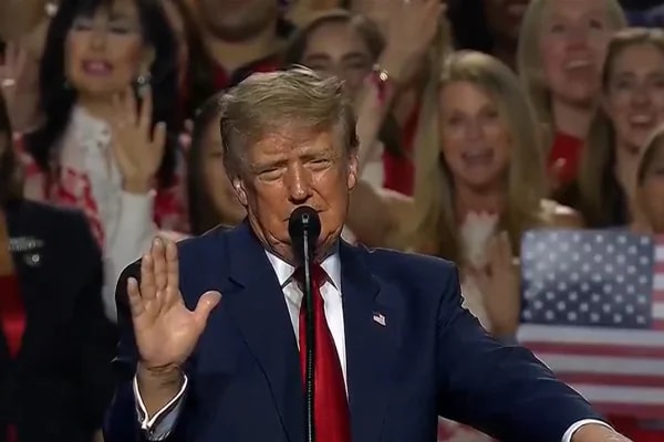 Um dia após sessão do STF, Eduardo se reúne com governo Trump