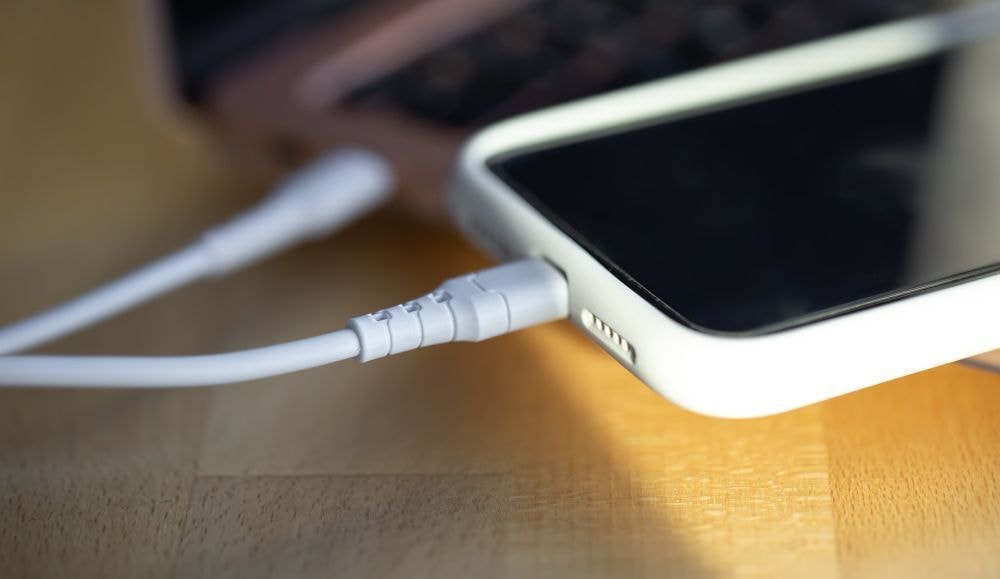 Por que a lâmpada LED fica meio acesa mesmo com o interruptor desligado?