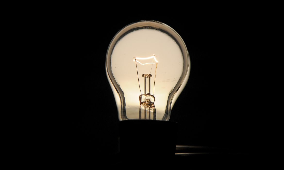 Aneel destinará até R$ 5,6 bi para aliviar conta de luz em 19 estados