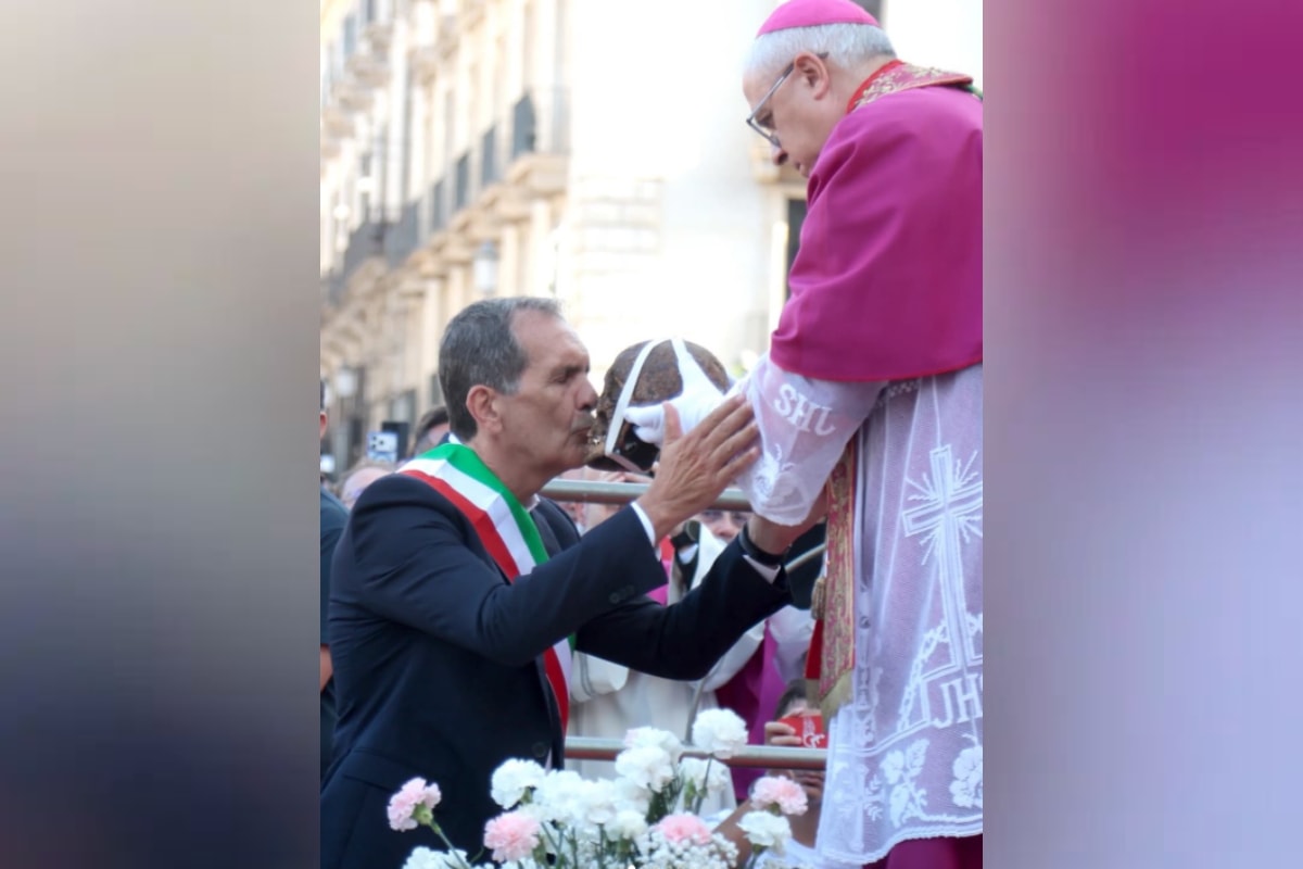 Bispo beija crânio de santa morta há quase 2 mil anos na Itália